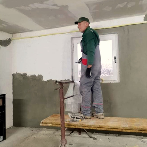 Mann saniert Wohnung im Auftrag der JABU GmbH